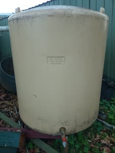 1000l water tank on a stand 