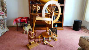 --- Beautiful Spinning Wheel In Excellent Condition With Extras ---