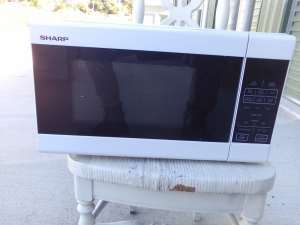 MICROWAVE OVEN, BARELY USED