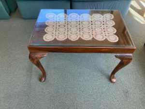 Vintage Queen Anne side / coffee table - glass top. Pick up Knoxfield.