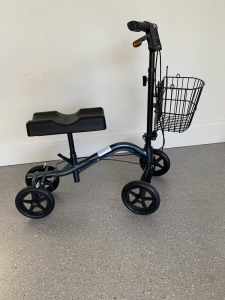 Knee walker scooter for ankle injuries
