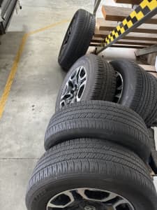 Toyota Hilux SR5 Rims and tyres
