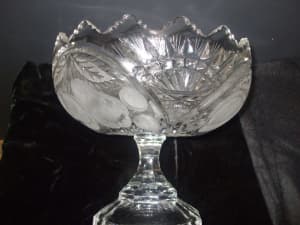 Lead crystal pedestal bowl for fruit or dessert