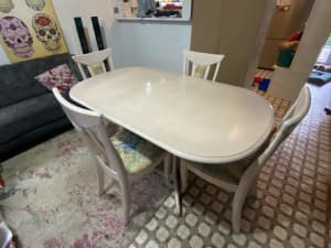 Shabby Chic Extendable Dining Table with 4 Chairs