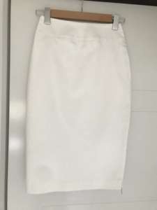 🌺 White PORTMANS Knee-Long SKIRT $15. Size 6.