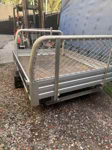 Alloy tray with trundle tray in great condition