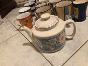 Ceramic Kettle with 21 mugs all excellent cond pickup GREENVALE only