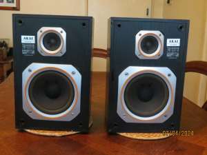 AKAI Speakers (2). Model SR-M330