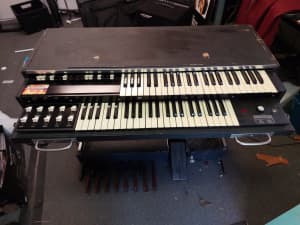 Hammond L100P vintage electronic organ