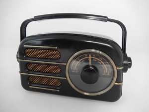 Vintage 20th Century-style/retro-look AM/FM radio