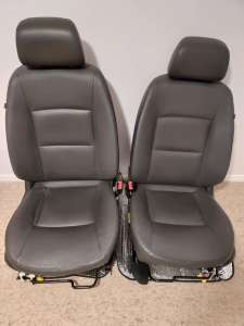 Ve Commodore leather seats.
