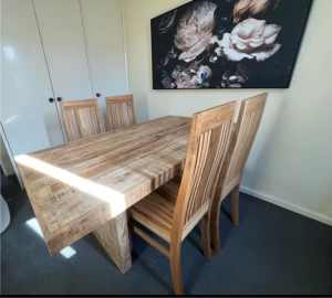 Dining Table Excellent Condition!!
