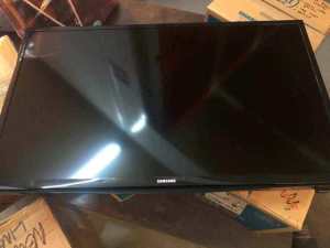 Samsung TV with Remote Controller 82 cm