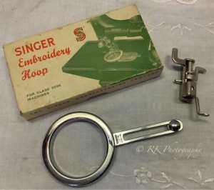 Singer 222k Featherweight Sewing Machine-Darning/Embroidery Hoop& Foot