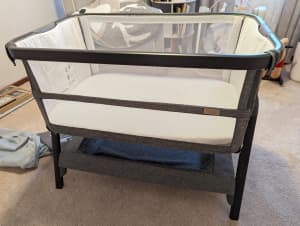 CoZee Breeze Lite Co-sleeping Bassinet with Bubba Blue sheets