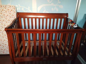 Bootiq cot, mattress, beddings and change table