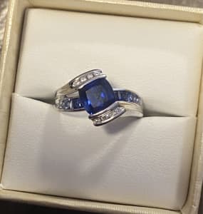 9ct Solid White Gold Blue Ceylon Sapphires & 8 Diamonds 💎 Ring 💍