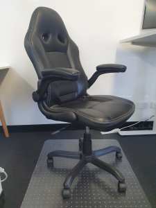 Gaming office chair black leather look in good condition