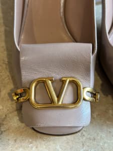 VALENTINO Nude Classic LOGO block heels - Size 35