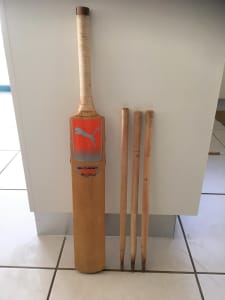 Adam Gilchrist Cricket Bat and Stumps
