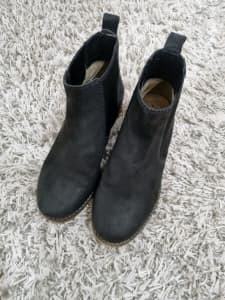 Girls boots hush puppies size 5