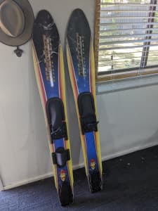Water skis / shaped combo skis