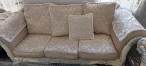 5 seater Classic Formal couch with coffee table 