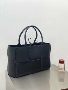 Arco tote, all black, BV fashion! Soft calfskin! Postage included