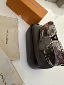 Louis Vuitton sunglasses with box case, dust bag, cloth