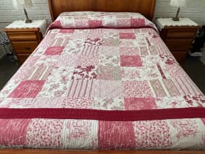 BEDSPREAD / BEDCOVER, PATCHWORK STYLE, KING /QUEEN BED, AS NEW COND