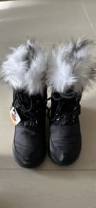 Brand new XTM kids Inessa boots size 27/28 euro, black