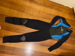 Ladies size 8 Peak steamer wetsuit great condition