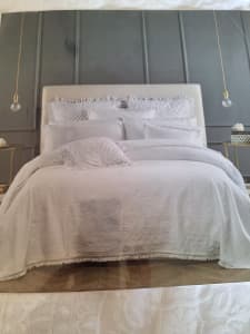 BEDSPREAD. single white cotton bedspread