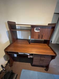 High Quality Desk in Very Good Condition