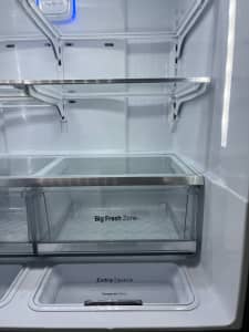 LG GF-5D712SL French door fridge/ bottom freezer