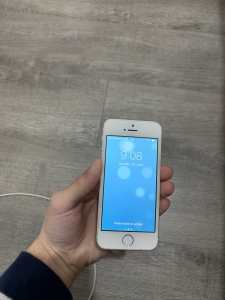 Silver iPhone 5s (32gb)