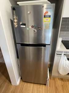 SAMSUNG 318L Top Mount Refrigerator (Freezer not working)