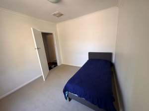 Room for Rent 30 mins from deakin and 45 mins from swinburne v