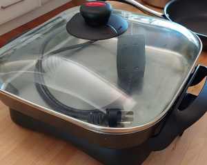 Sunbeam electric frypan, glass lid and pan is removeable from base.