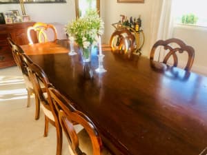 Magnificent French mahogany dining table with 7 Louis XV chairs