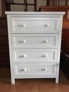 Good condition white solid wood chest with 4 drawers with metal runner