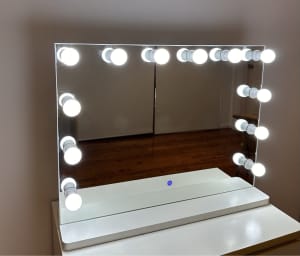 Large Hollywood mirror with USB, perfect condition