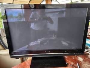Panasonic Viera 42 inch TV with stand and remote in working condition 