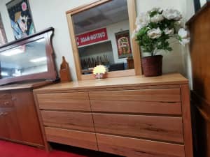 BRAND NEW Southern Oak solid timber dressing table with mirror