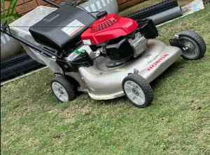 Honda lawn mower , self propelled , Twin Blade ,free local delivery