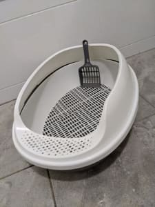 Cat litter tray high sides with scoop - Bought for $62 (Used 3 months)
