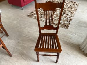 Dining Chairs set- French Provincial Farmhouse Style in Excellent Cond
