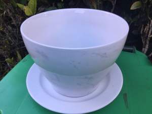 WHITE GLAZED CERAMIC POT GREAT CONDITION WITH SAUCER $10