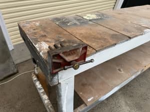 WOODEN WORKSHOP BENCH WITH VISE