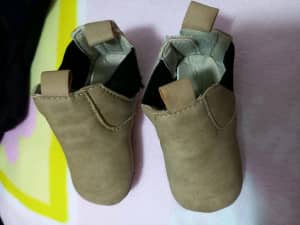 Baby shoes and vest 